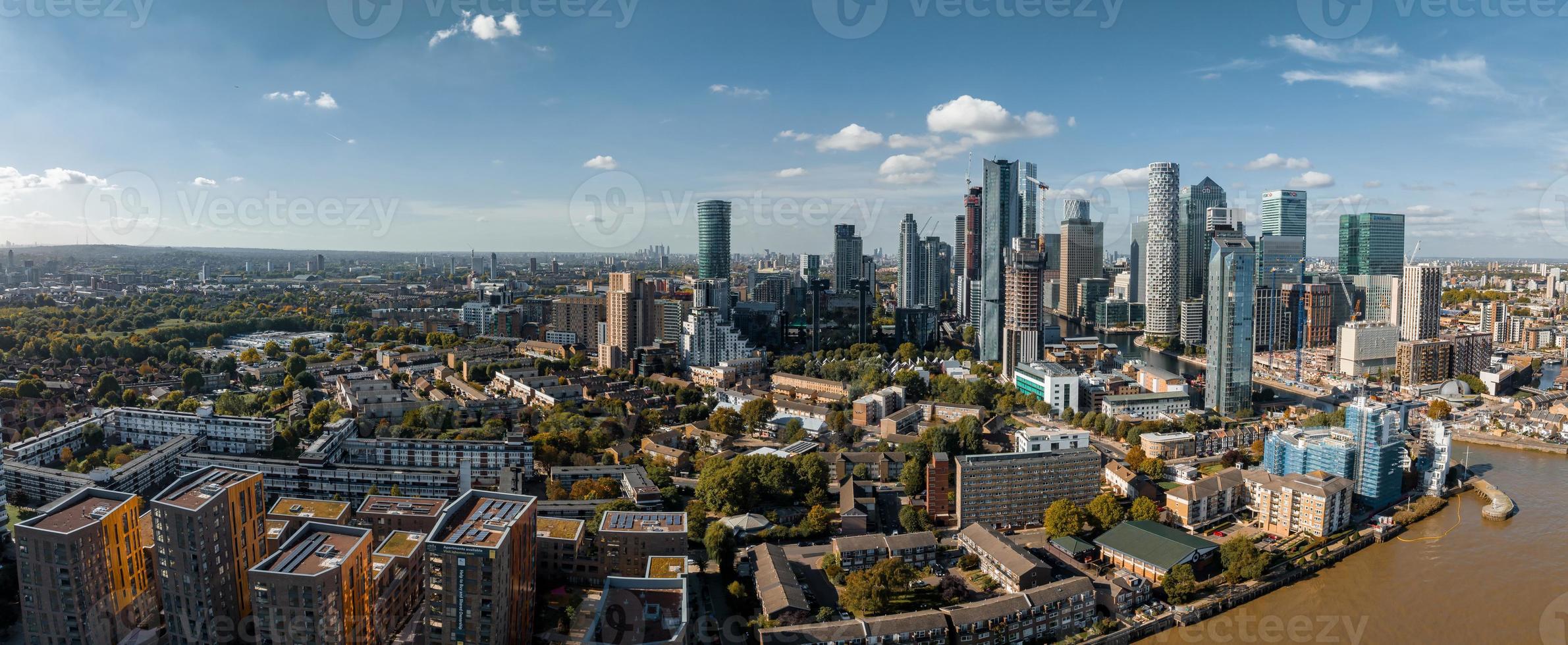 antenne panoramisch horizon visie van kanarie werf, de s werelds leidend financieel wijk in Londen, uk. foto