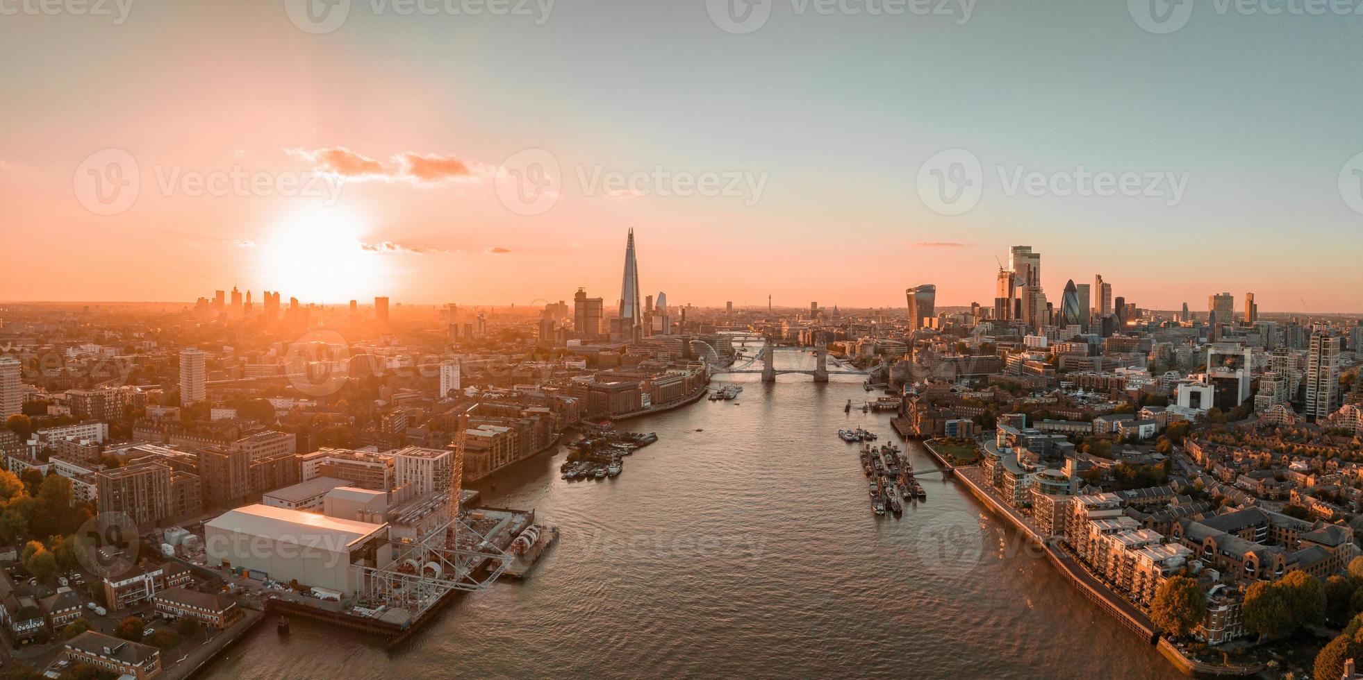 antenne visie van de Londen toren brug Bij zonsondergang. foto