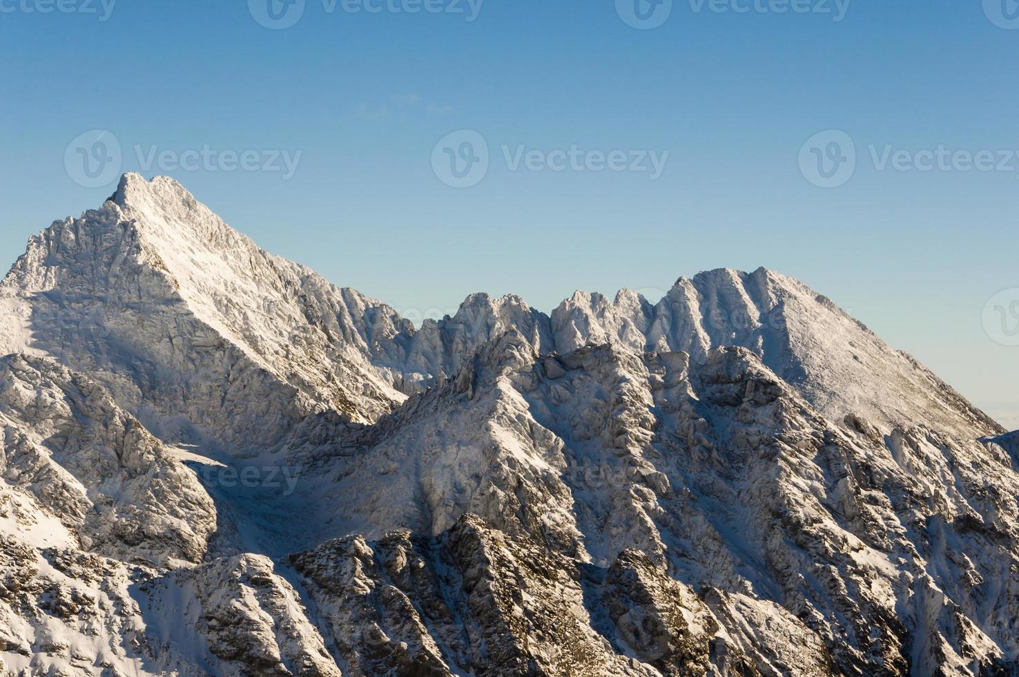 witte toppen op de bergkam in de bergen hoog foto