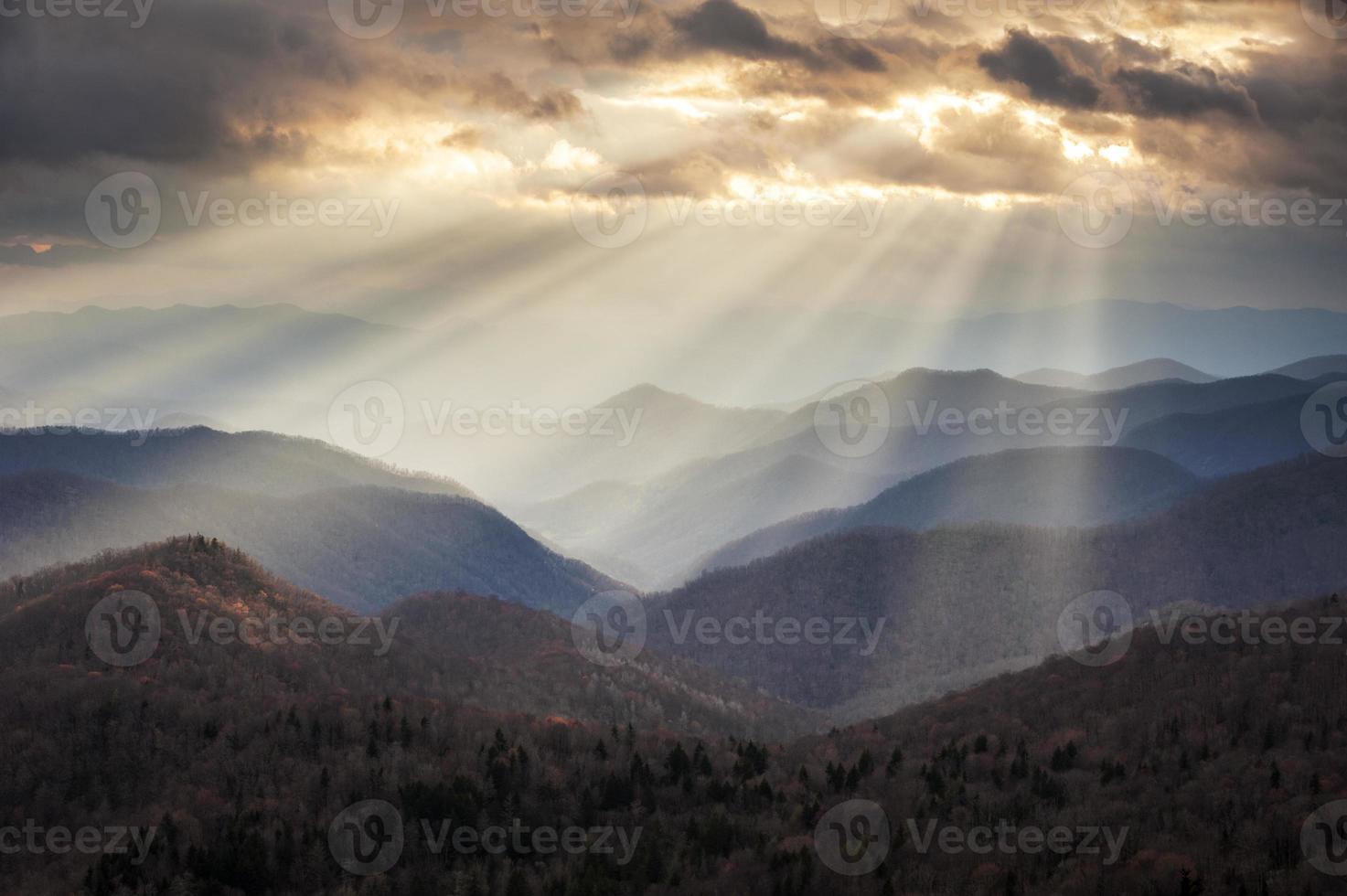 Appalachian Mountains schemerige lichtstralen op blauwe bergkammen foto