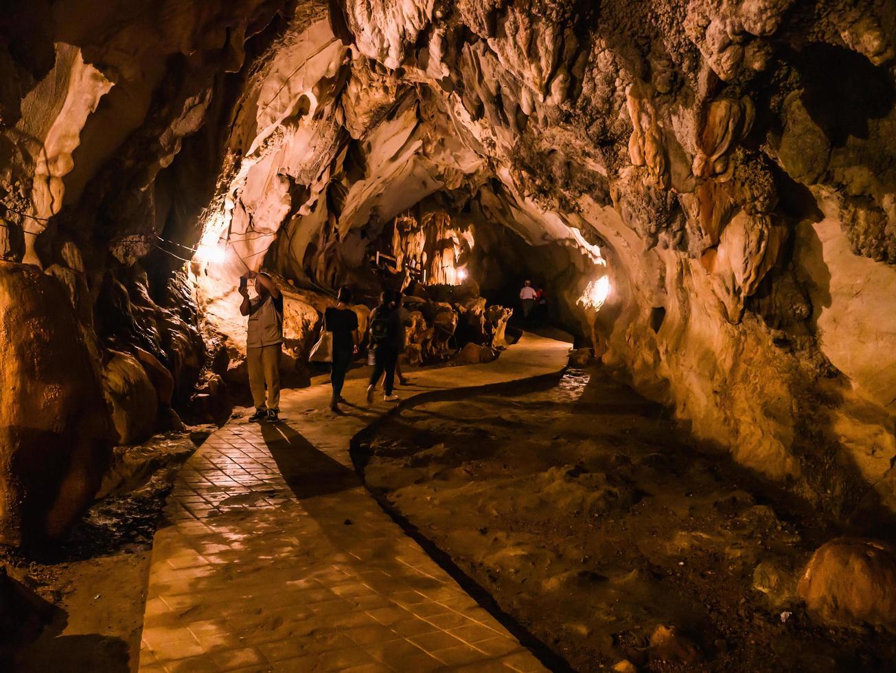 vangvieng.lao-10 dec 2017.onbekend toerist in tham chang grot vangvieng stad laos.vangvieng stad de beroemd vakantie bestemming stad- in laos. foto