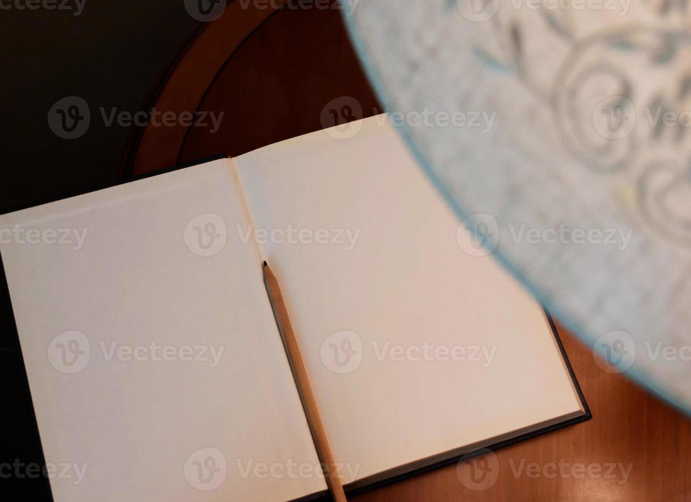 notebook op houten tafel foto