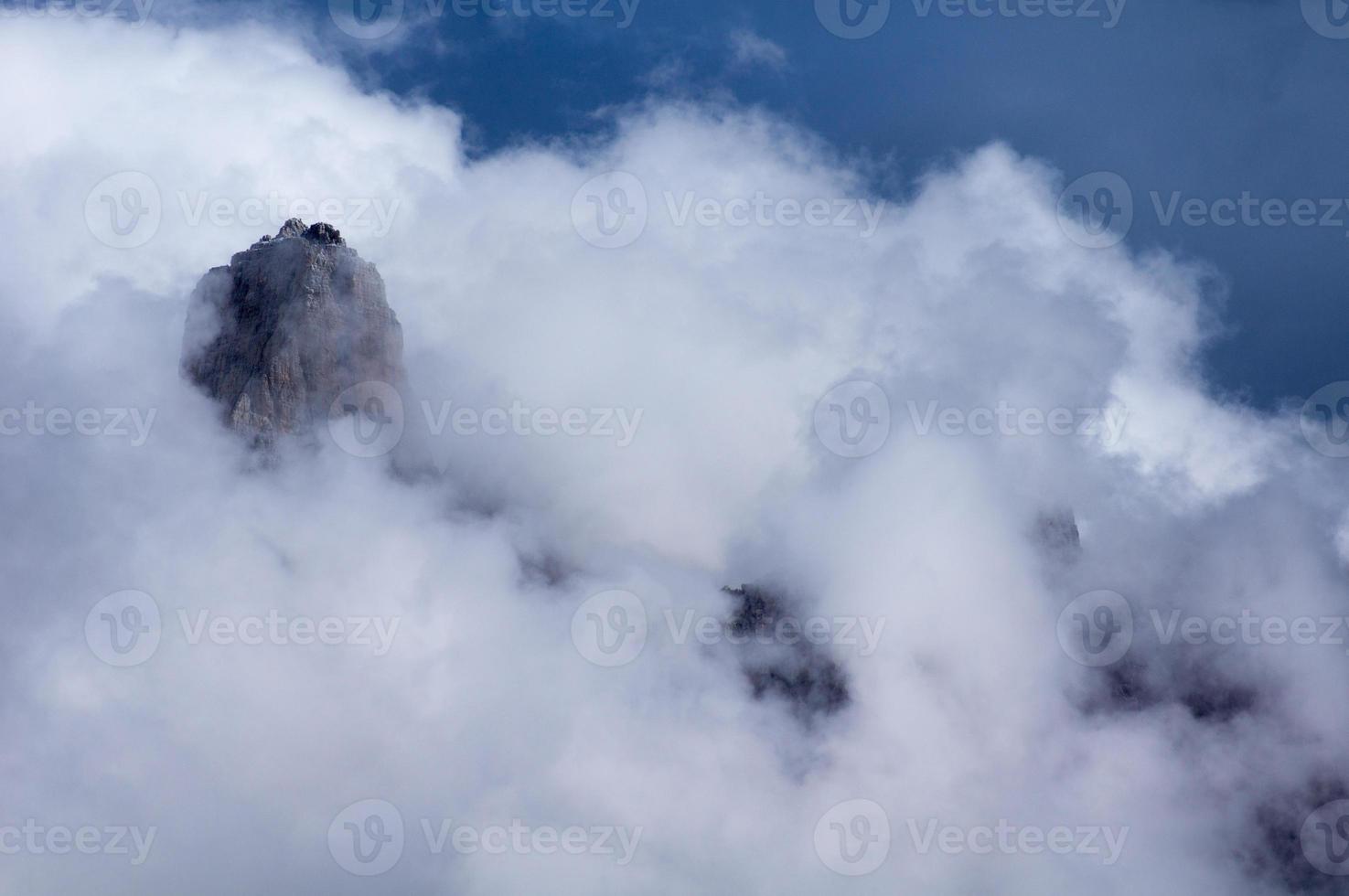geweldige wolken in de bergen foto