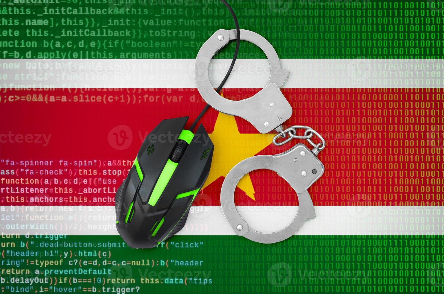 Suriname vlag en geboeid computer muis. bestrijden computer misdrijf, hackers en piraterij foto