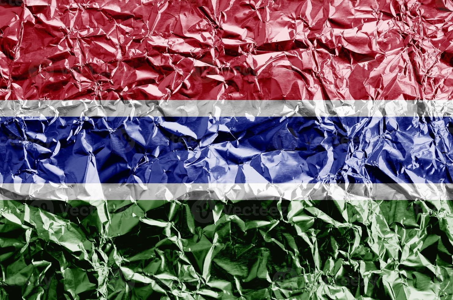 Gambia vlag afgebeeld in verf kleuren Aan glimmend verfrommeld aluminium folie detailopname. getextureerde banier Aan ruw achtergrond foto