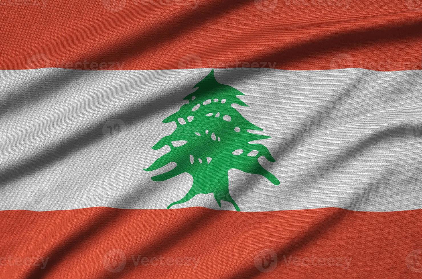 Libanon vlag is afgebeeld Aan een sport- kleding kleding stof met veel vouwen. sport team banier foto