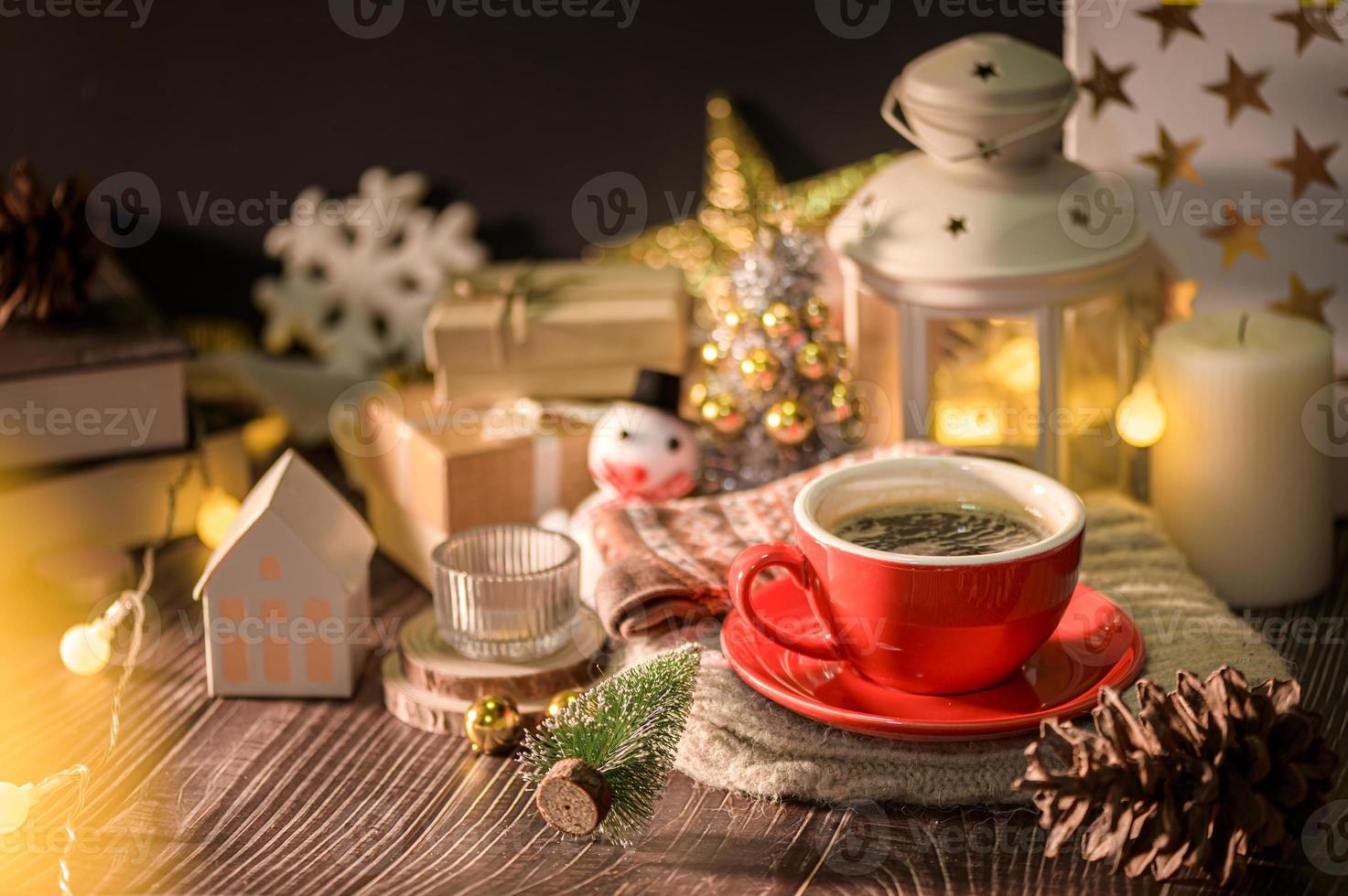 Kerstmis en winter decoraties Aan houten tafel met decoratief lichten , Kerstmis achtergrond foto