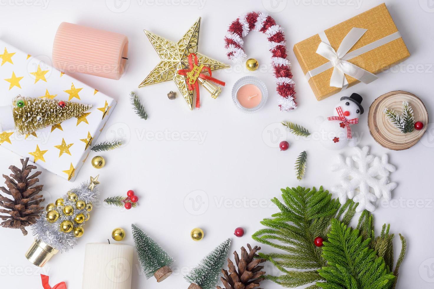 top visie Kerstmis vlak leggen decoraties Aan wit achtergrond foto