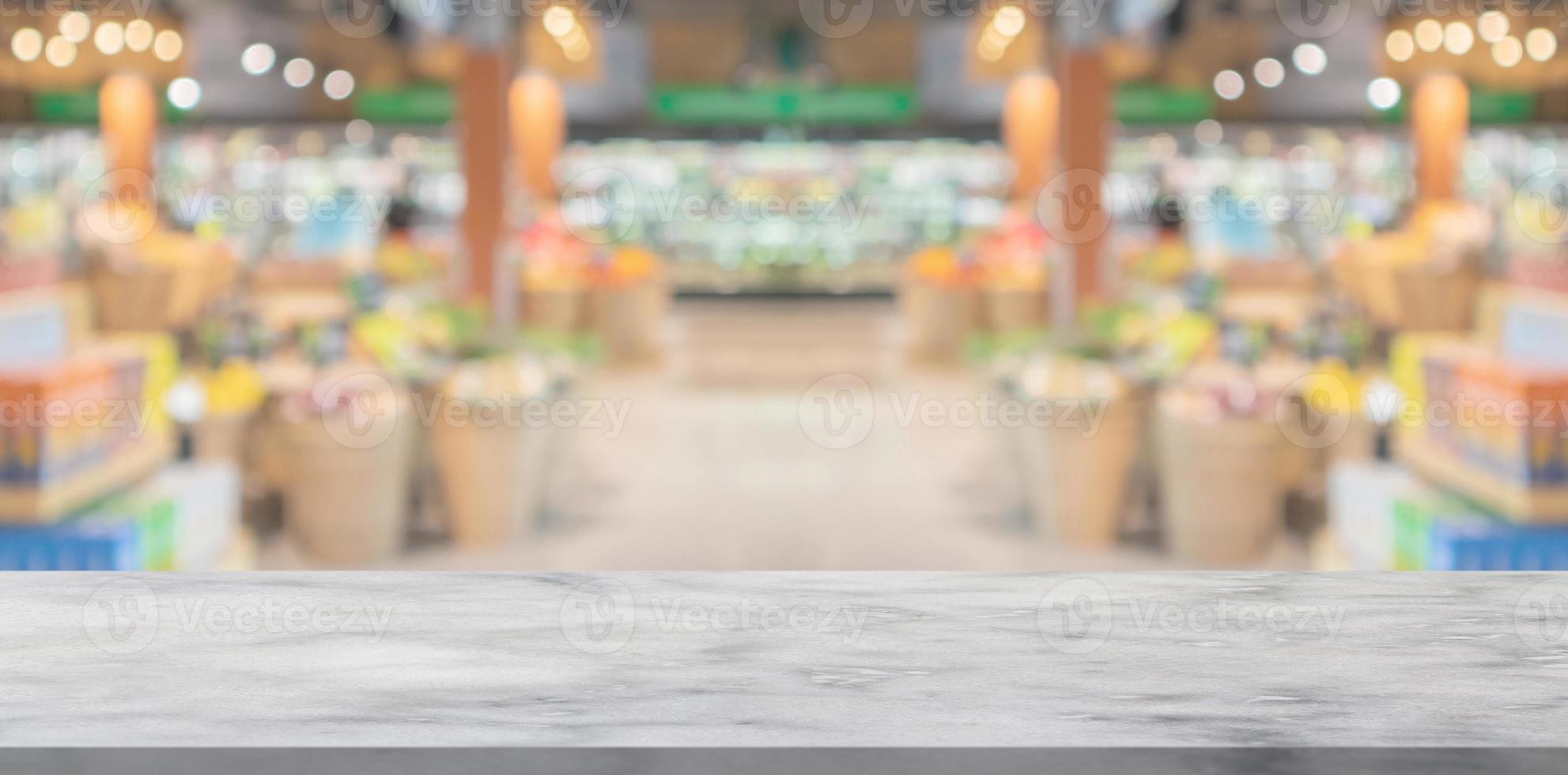 leeg marmeren tafel top met supermarkt kruidenier op te slaan gangpad en schappen wazig achtergrond foto