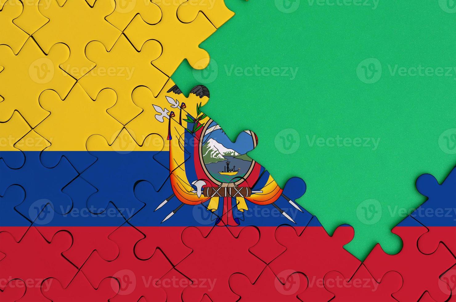 Ecuador vlag is afgebeeld Aan een voltooid decoupeerzaag puzzel met vrij groen kopiëren ruimte Aan de Rechtsaf kant foto