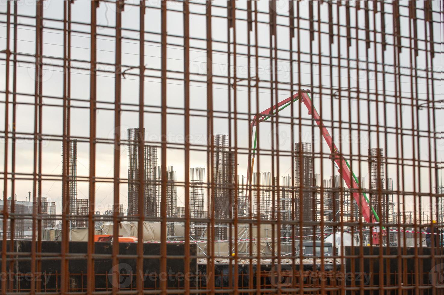 een olie en gas- industrie met een industrieel bouw visie door een metalen netto met sporen en gereedschap buitenshuis foto