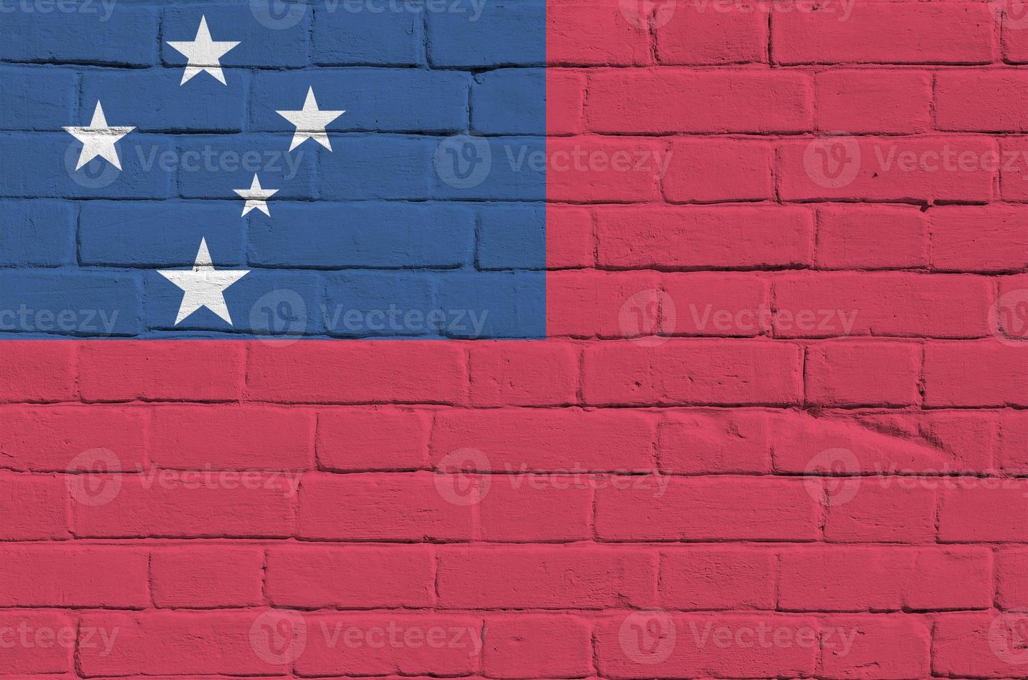 Samoa vlag afgebeeld in verf kleuren Aan oud steen muur. getextureerde banier Aan groot steen muur metselwerk achtergrond foto
