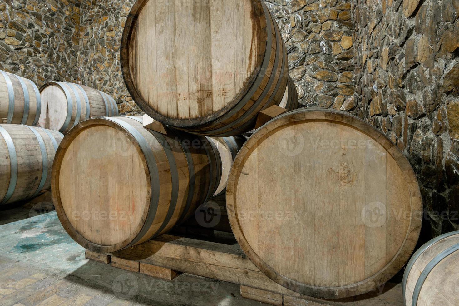 de houten wijn vaten in een wijn fabriek foto