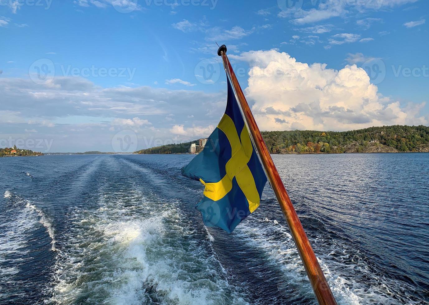 Zweeds vlag Aan een het zeilen boot 1 foto