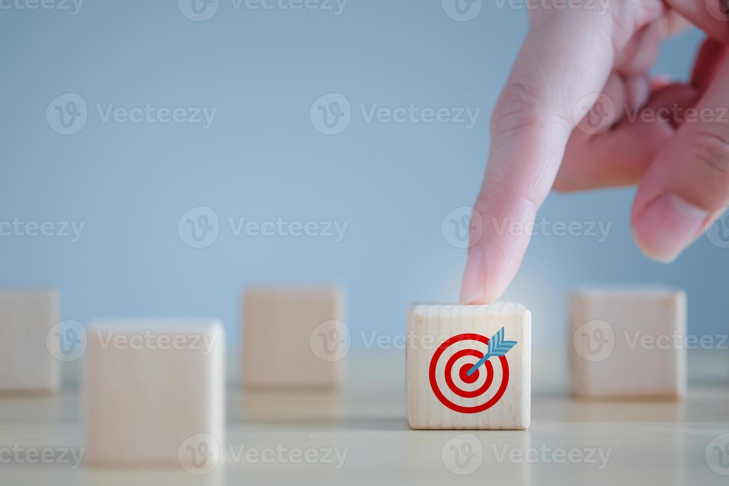 uitdaging doel en doelwit, prestatie en bedrijf succes. hand- tintje dartbord icoon Aan houten blok. foto
