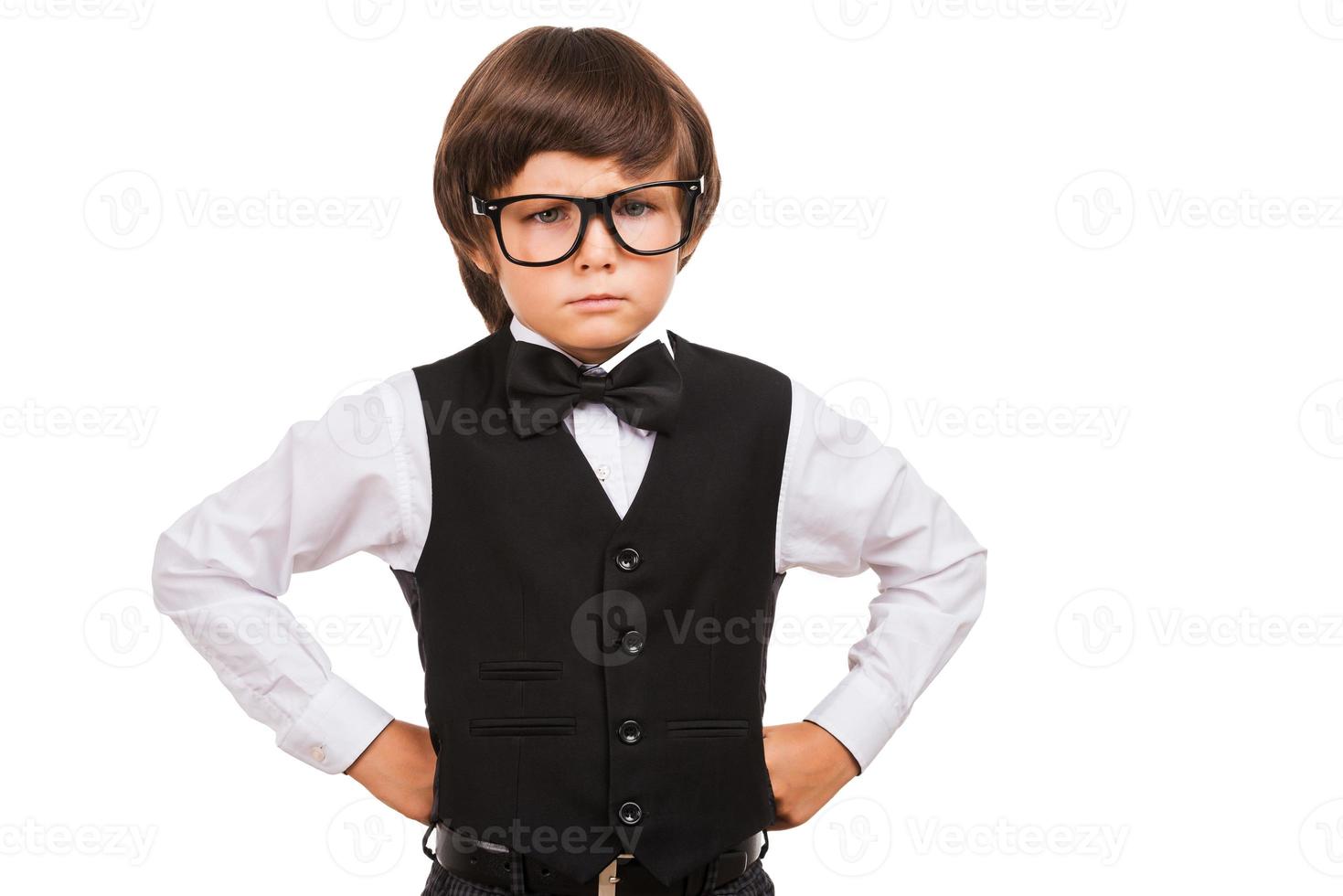 zelfverzekerd en intelligentie. portret van echt jong jongen in boog stropdas op zoek Bij camera terwijl geïsoleerd Aan wit foto