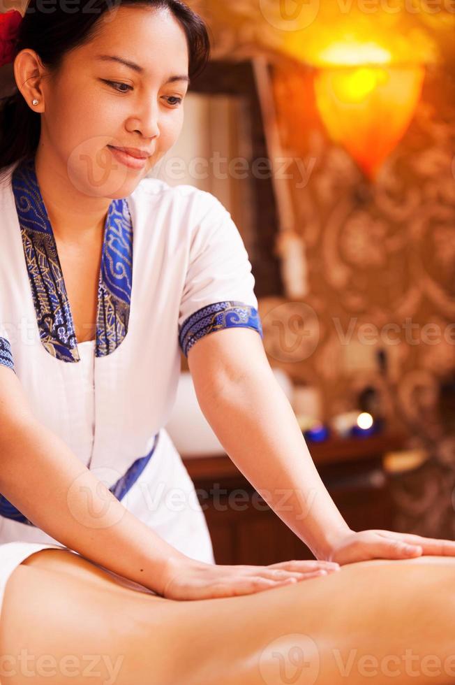 herstellen leven evenwicht. zelfverzekerd Thais massage therapeut masseren vrouw terug en glimlachen foto