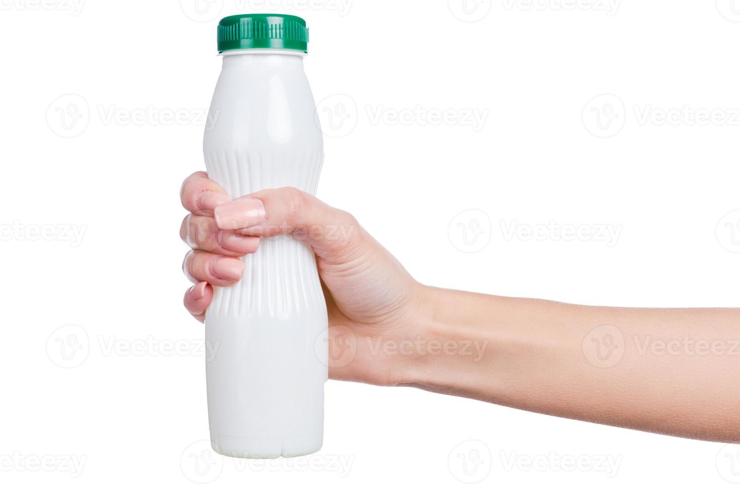 drinken Rechtsaf dranken detailopname van vrouw Holding wit fles met kefir terwijl staand tegen wit achtergrond foto