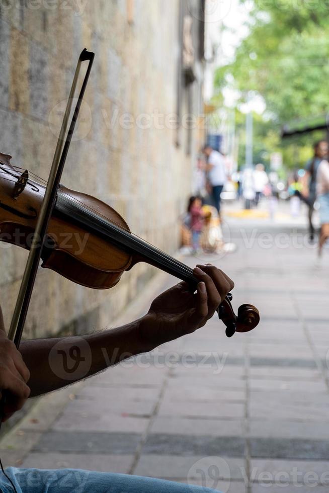 Mens spelen de viool. musical thema. mannetje vingers grip de strings en houden de boog foto