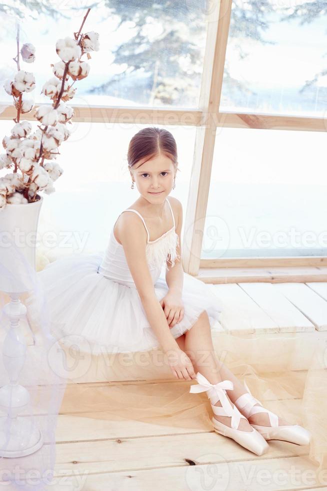 jong ballerina meisje is voorbereidingen treffen voor een ballet prestatie. weinig prima ballet foto