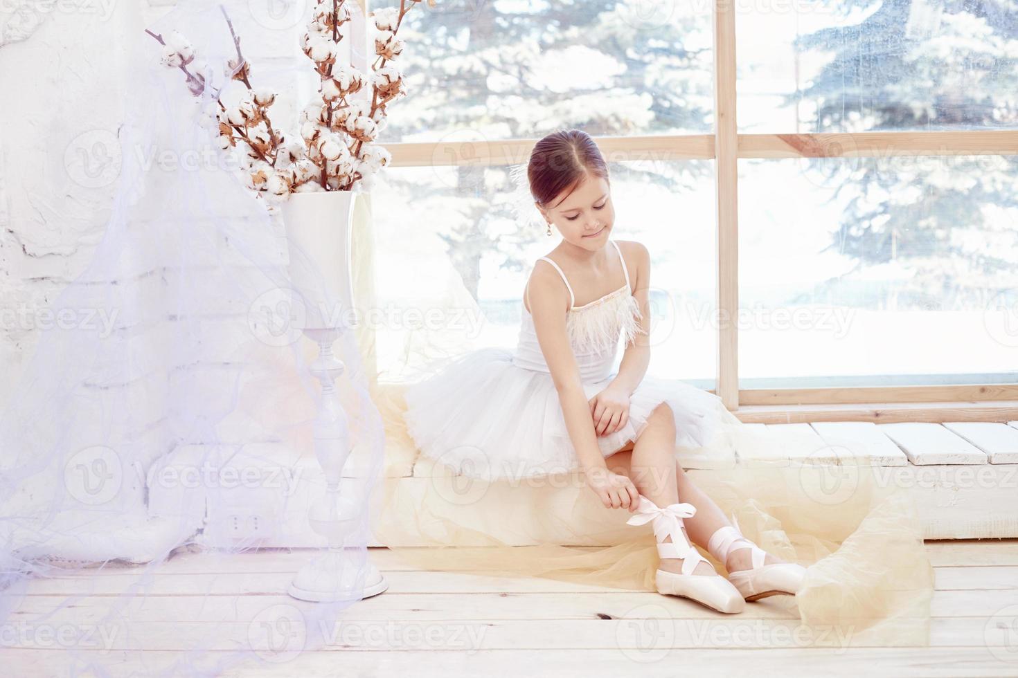 jong ballerina meisje is voorbereidingen treffen voor een ballet prestatie. weinig prima ballet foto