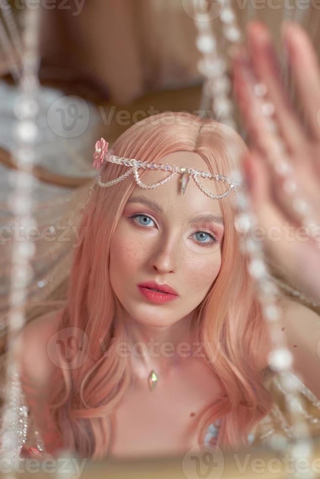 schoonheid portret van anime prinses elf vrouw met roze haar- in ondergoed. fantastisch magisch Look, mooi roze verzinnen. rand kroon Aan de hoofd van een vrouw foto