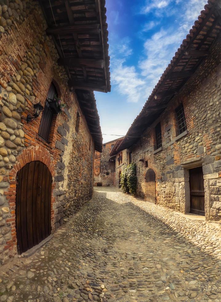 overzicht van het oude dorp Ricetto di Candelo foto