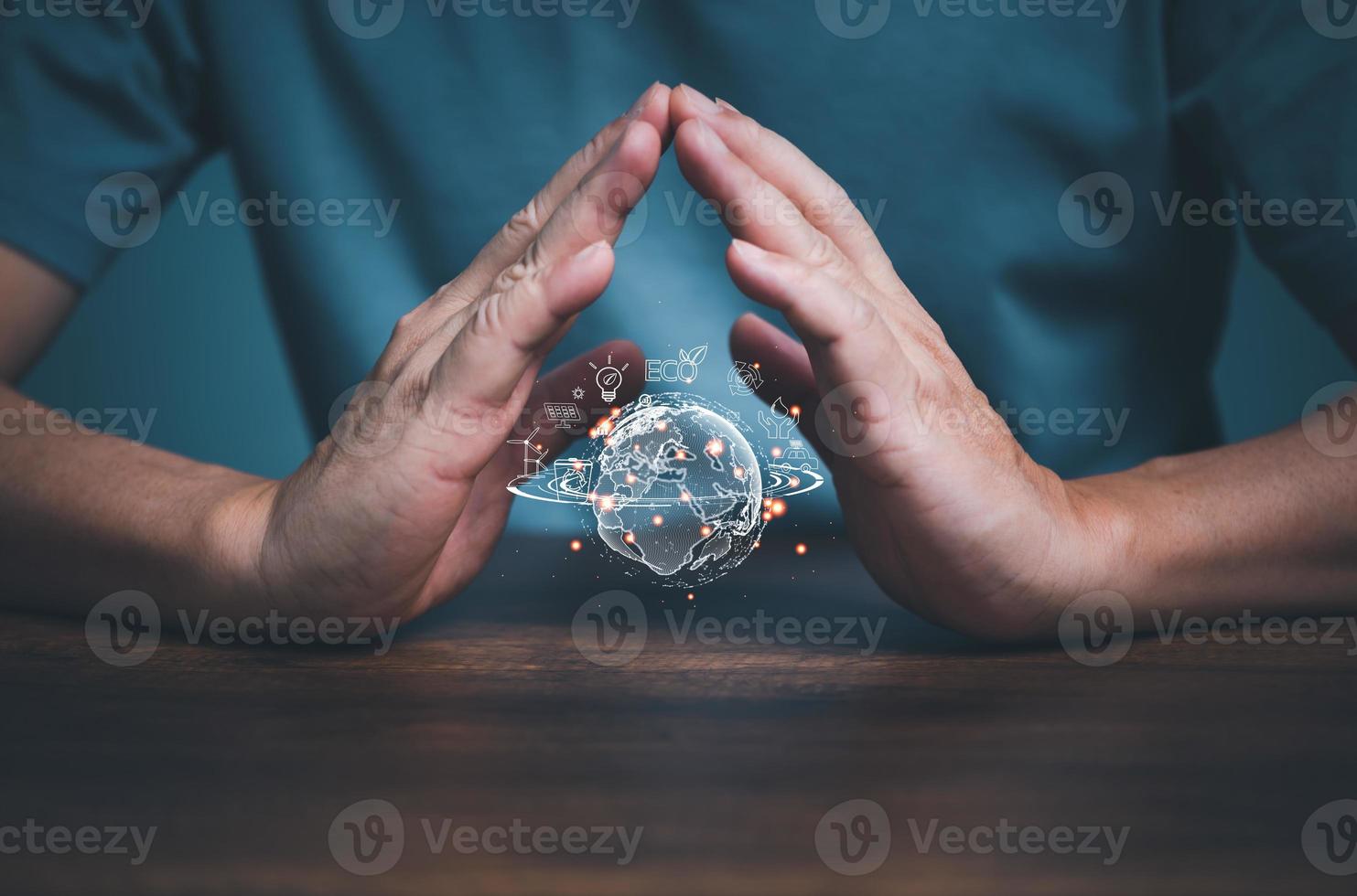 menselijk hand- Hoes Aan globaal, aarde dag. energie besparing concept met kopiëren ruimte. foto