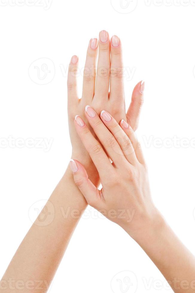 glad en vers huid. detailopname van mooi vrouw handen aanraken elk andere terwijl geïsoleerd Aan wit foto