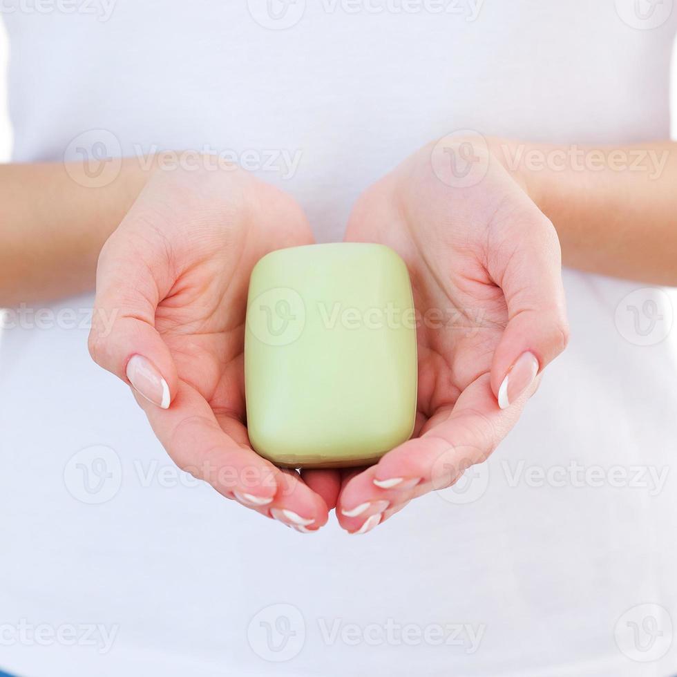 vrouw met zeep bar. detailopname van vrouw Holding zeep bar foto