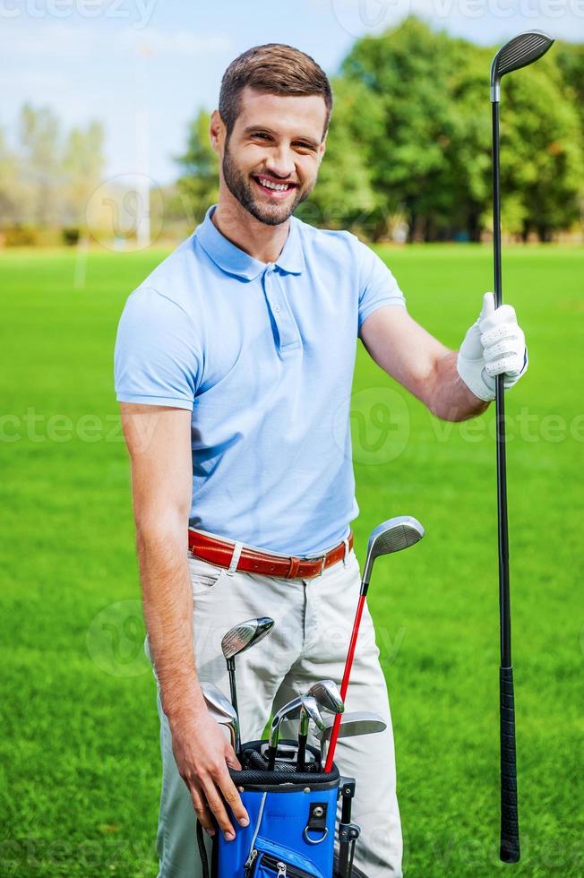 mijn favoriete bestuurder gelukkig jong golfspeler tonen bestuurder en bestuurder terwijl staand Aan groen foto