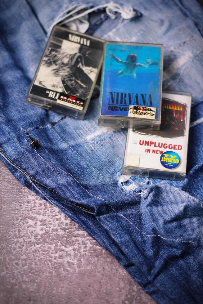 Washington Verenigde Staten van Amerika - september 30 2022 nirvana's cassette plakband en gescheurd jeans of gescheurd jeans. een symbool van de grunge of Seattle geluid. foto