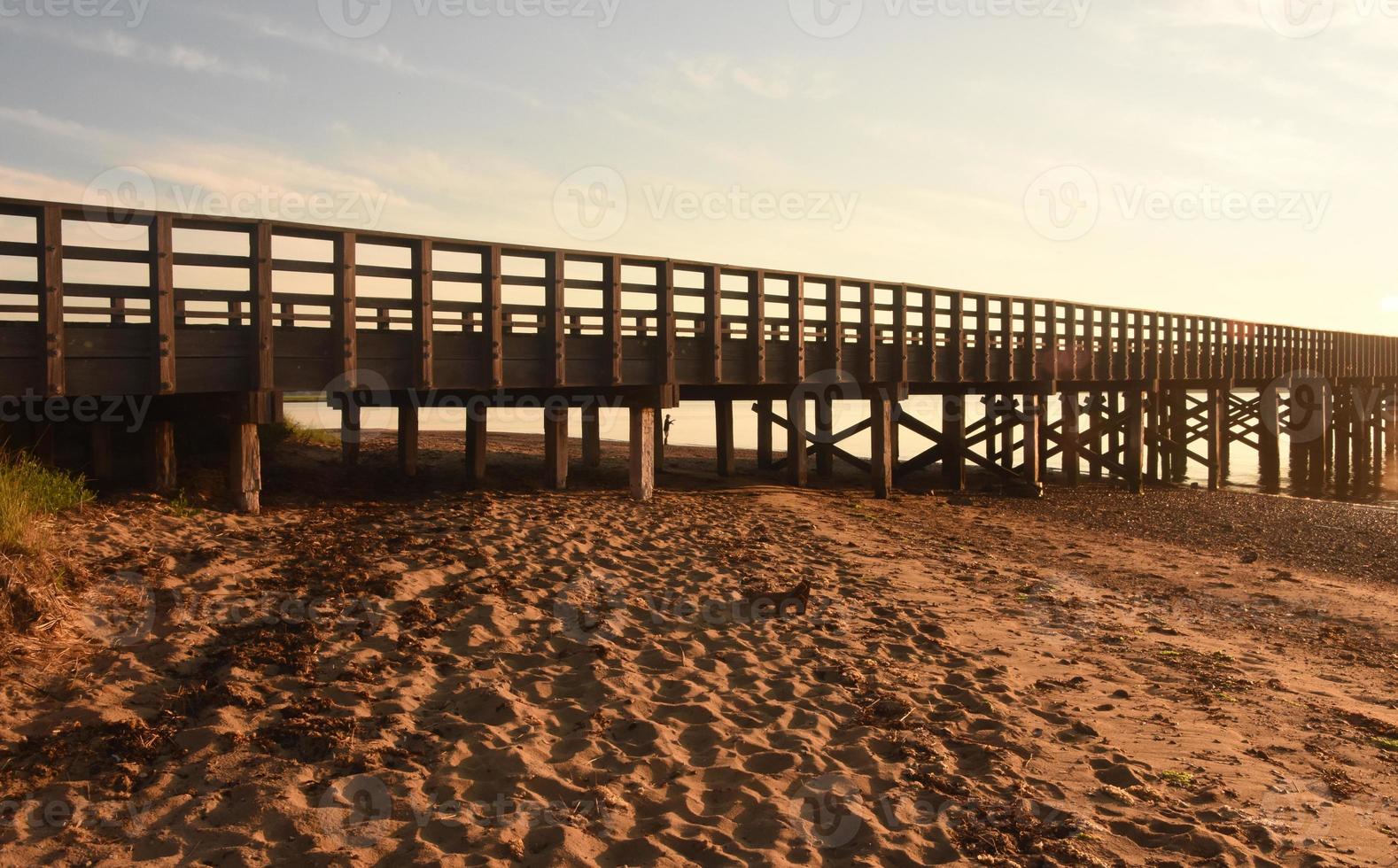 strand, baai en pier keer bekeken van houten pier foto