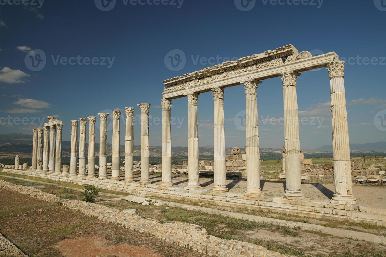 kolommen in laodicea Aan de lycus oude stad in denizli, turkiye foto