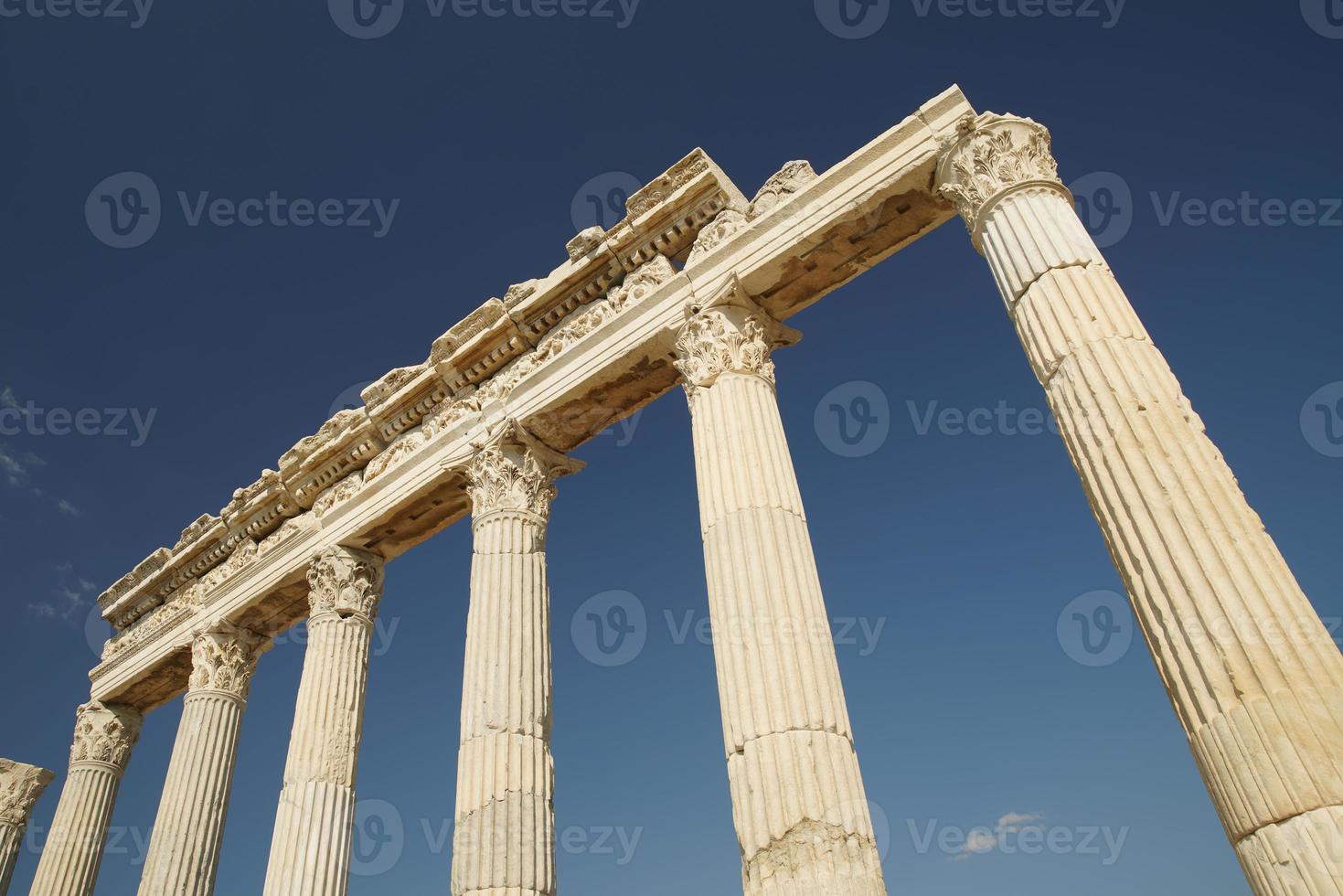 kolommen in laodicea Aan de lycus oude stad in denizli, turkiye foto