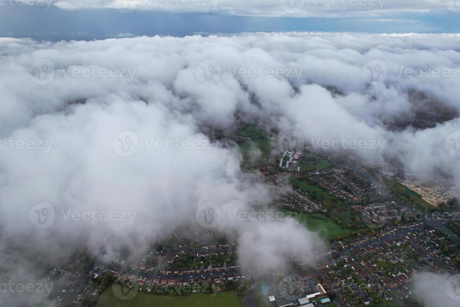 meest mooi wolken en lucht over- de Londen luton stad van Engeland uk foto