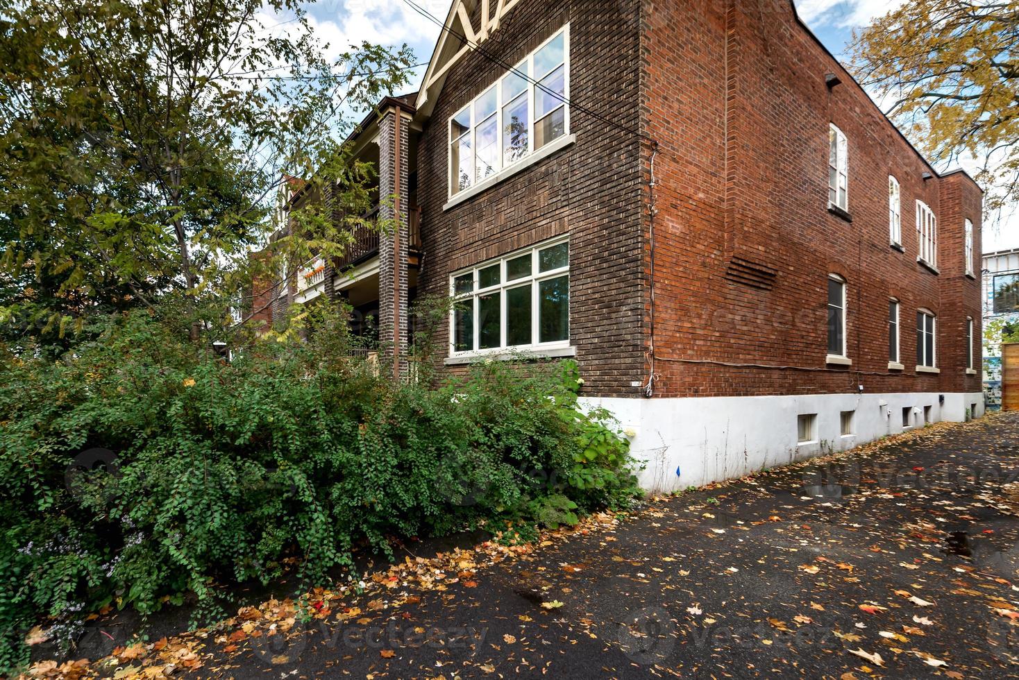 hoog einde luxe modern ten volle gemeubileerd appartement in Montreal met afgewerkt kelder, slaapkamers, rommel, keuken, achtertuin en leven kamer foto