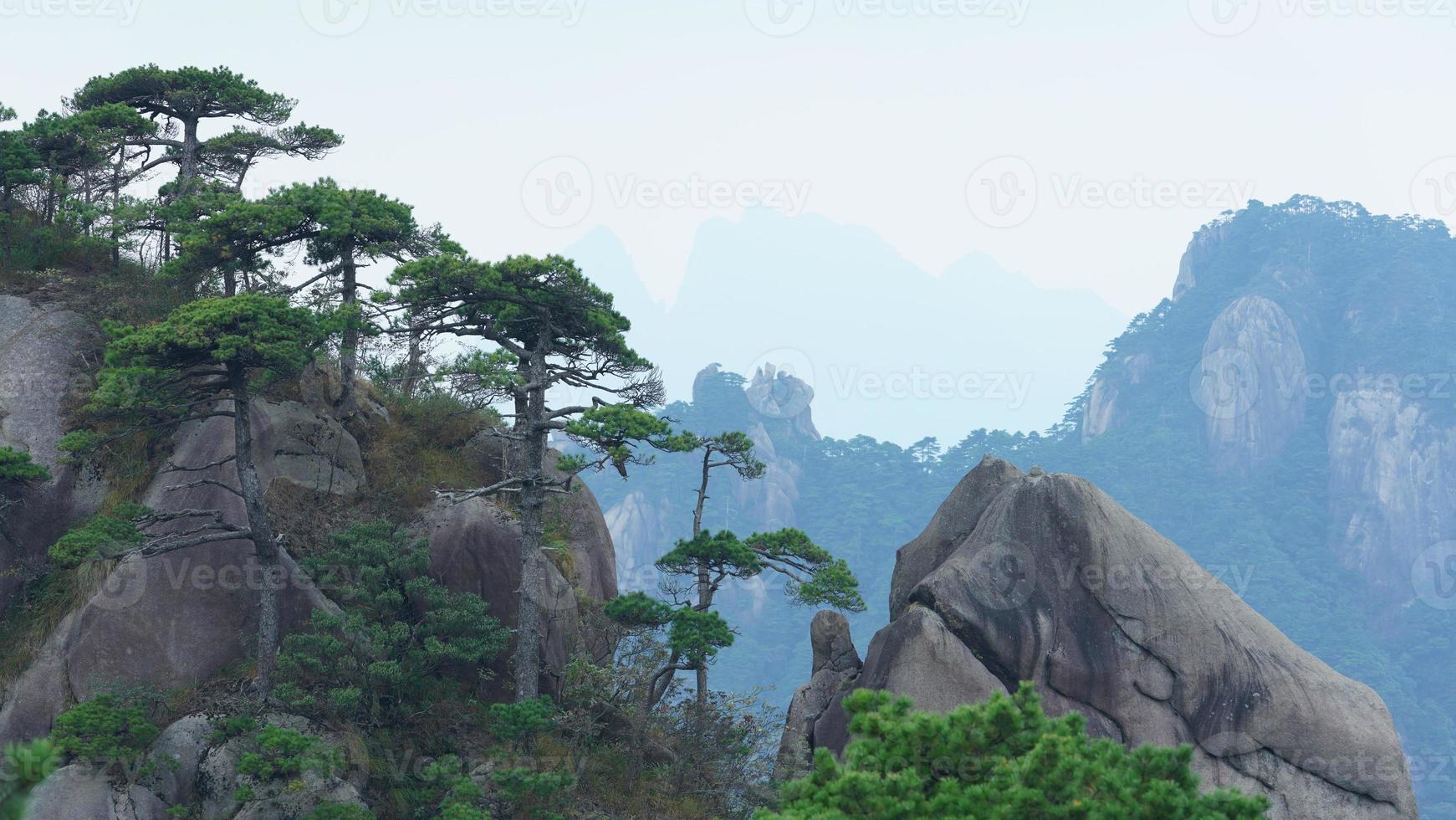de mooi bergen landschappen met de groen Woud en de barstte los rots klif net zo achtergrond in de platteland van de China foto