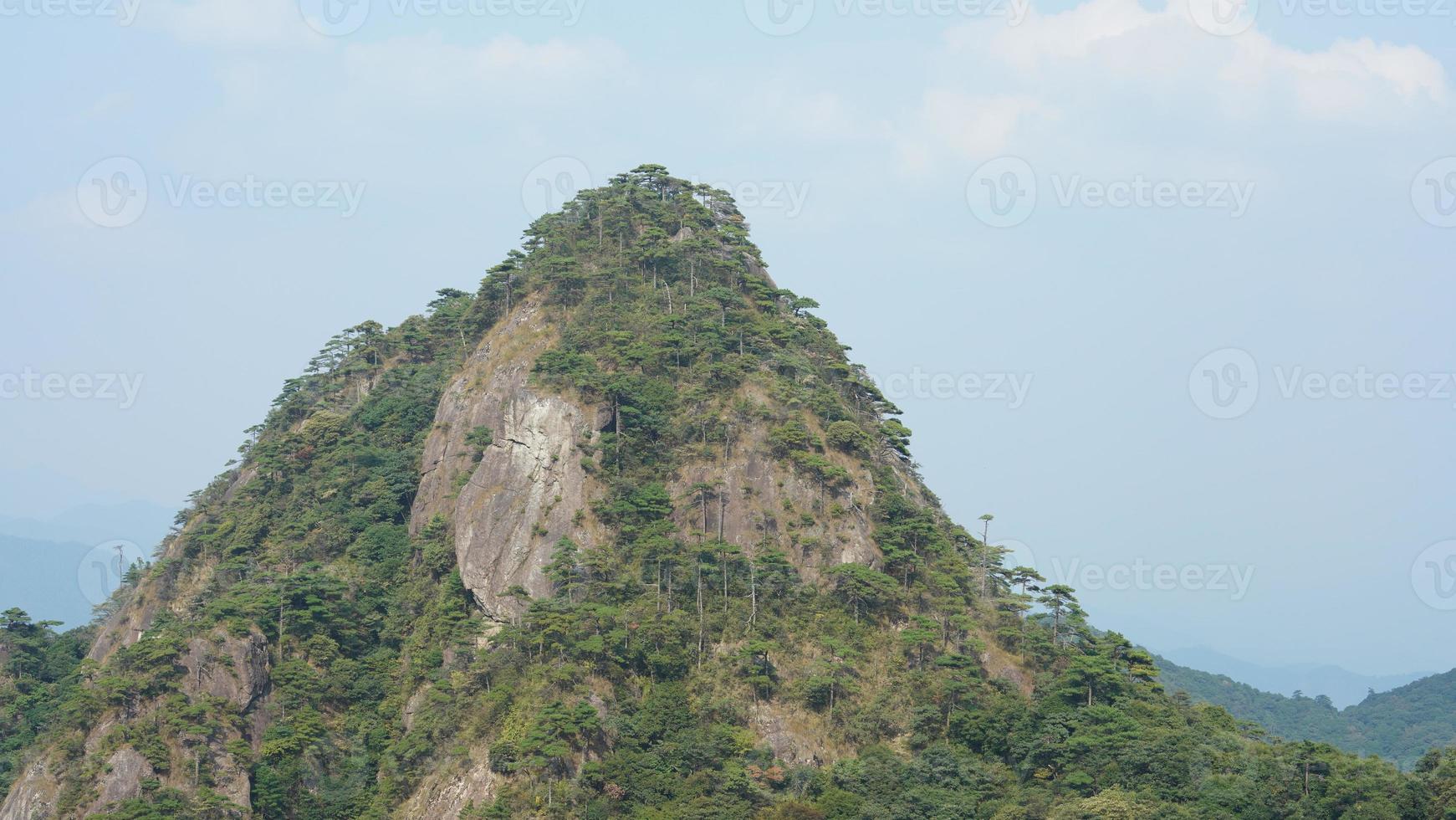 de mooi bergen landschappen met de groen Woud en de barstte los rots klif net zo achtergrond in de platteland van de China foto