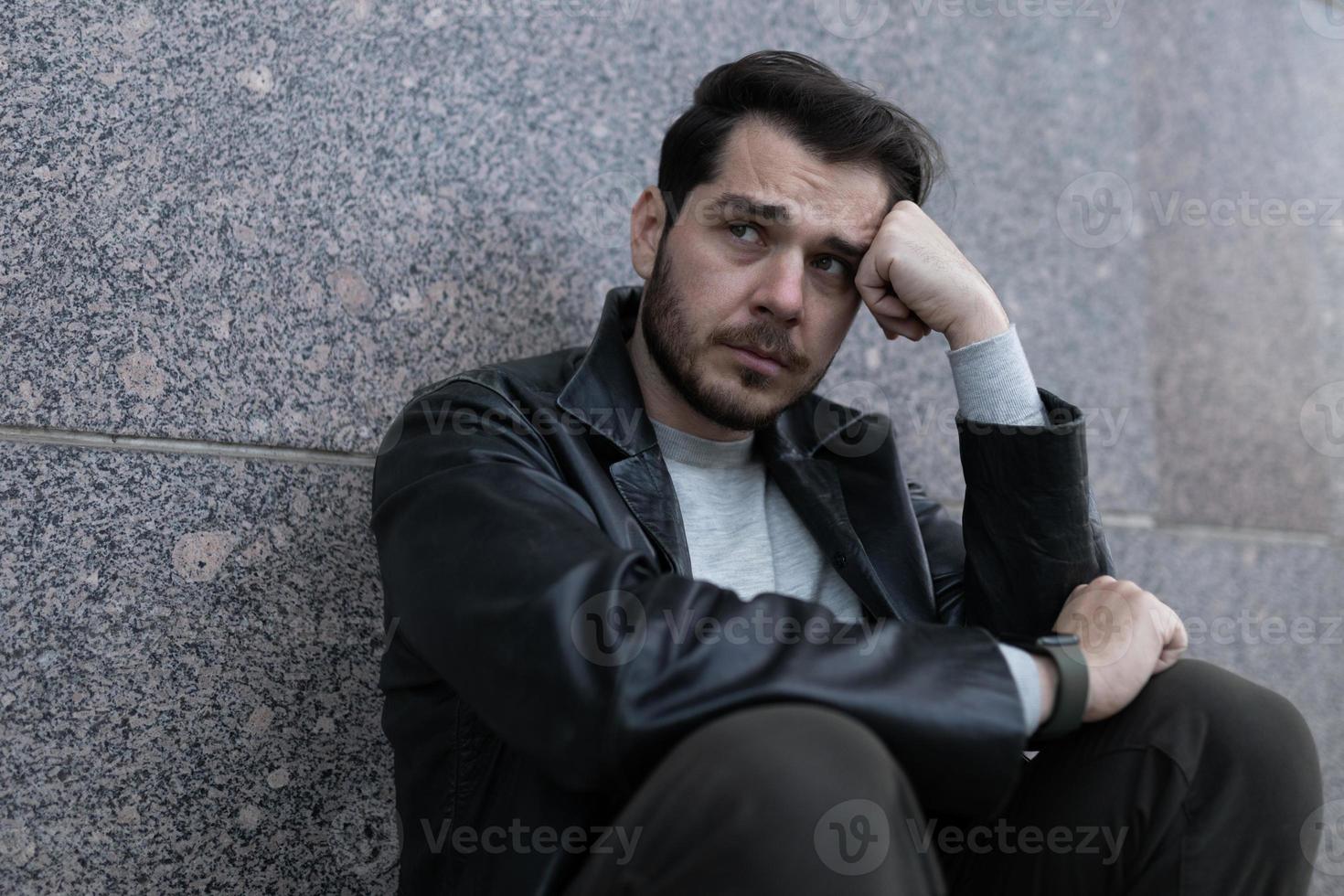 portret van een Mens in nodig hebben van psychiatrisch helpen foto