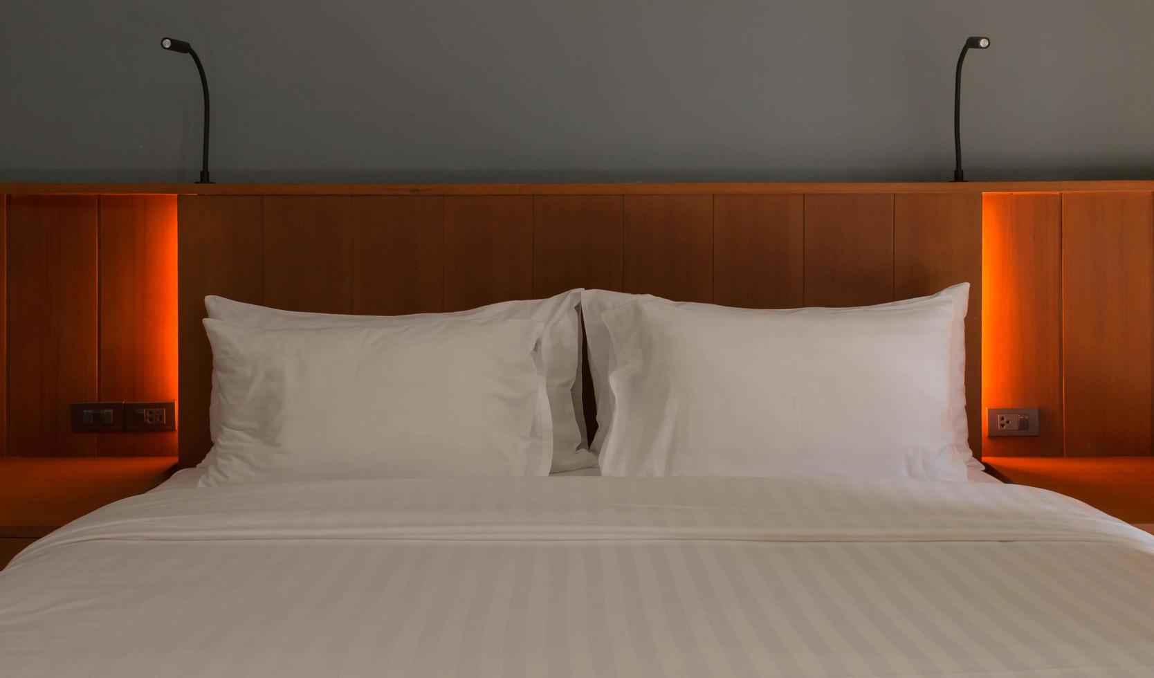 witte kussens op bed foto