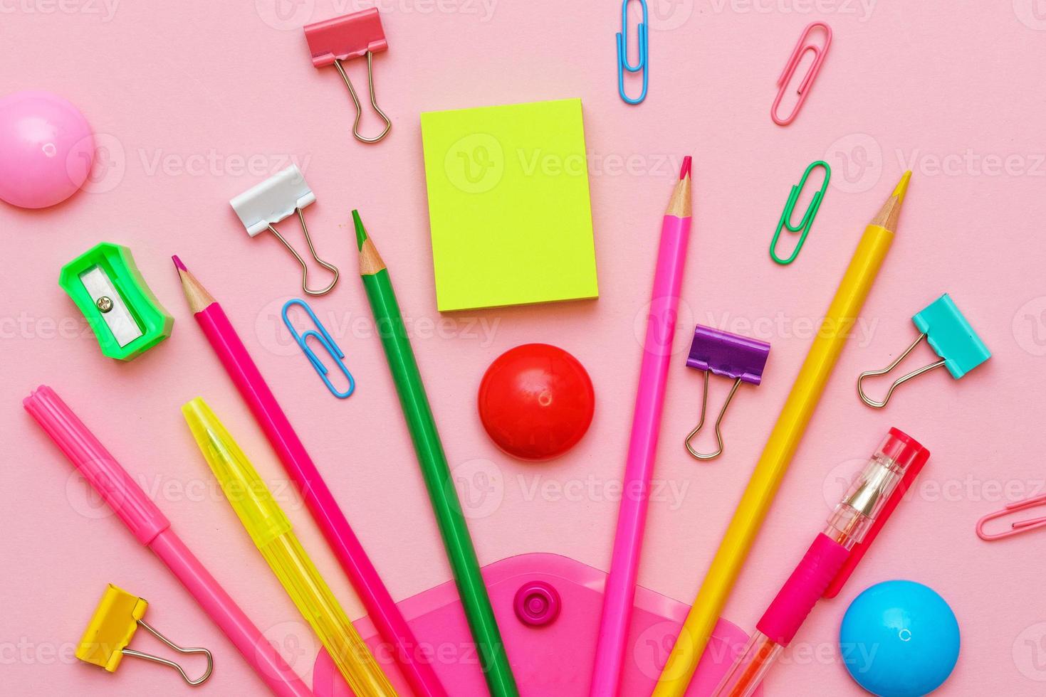 benodigdheden creatief gereedschap voor school- creatief werk Aan roze achtergrond schrijfbehoeften foto