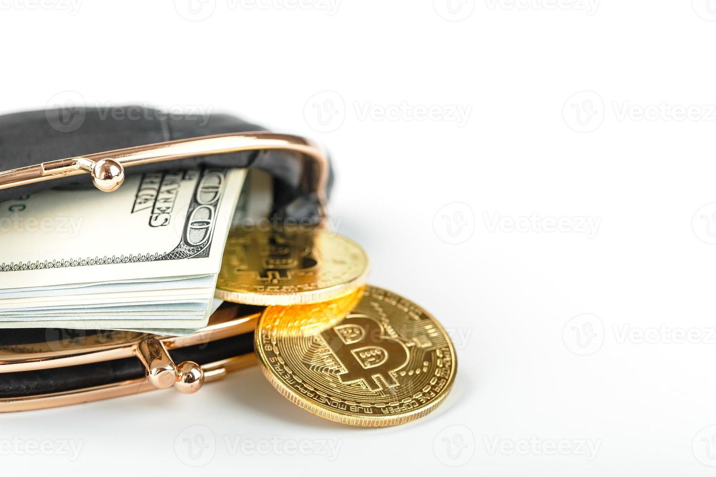 zwart klassiek portemonnee met dollars en bitcoin munten Aan een wit achtergrond. foto