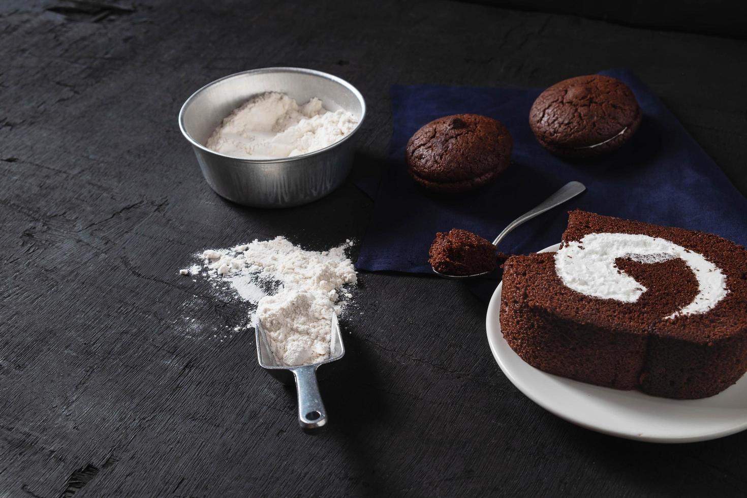 chocoladetaart en koekjes foto