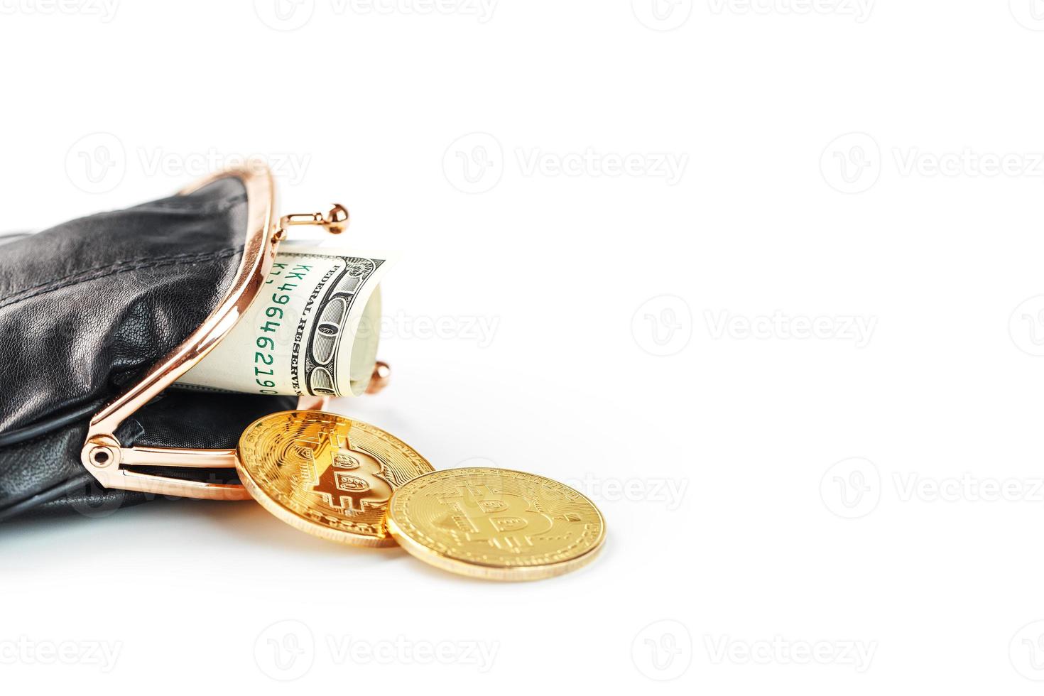 zwart klassiek portemonnee met dollars en bitcoin munten Aan een wit achtergrond. foto