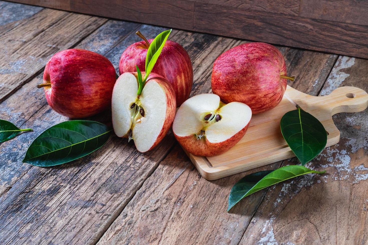 rode appels op een oude houten tafel foto