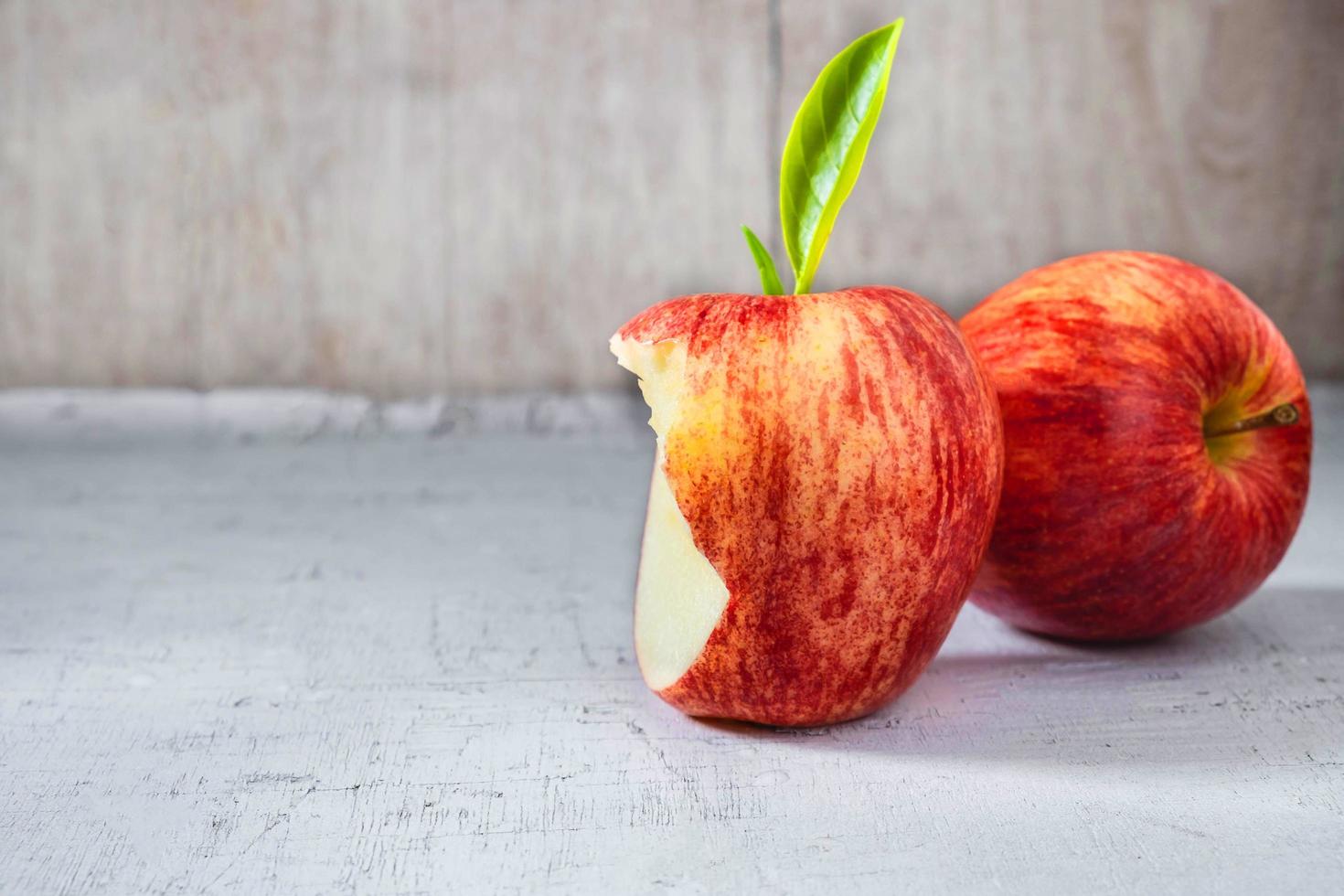 rode appels op een grijze tafel foto