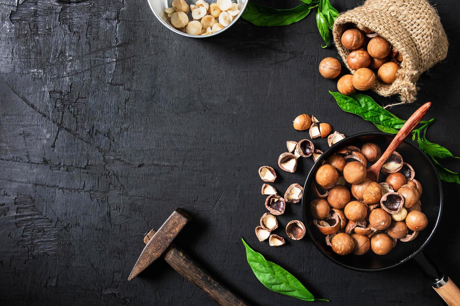 macadamia noten op een zwarte houten achtergrond foto