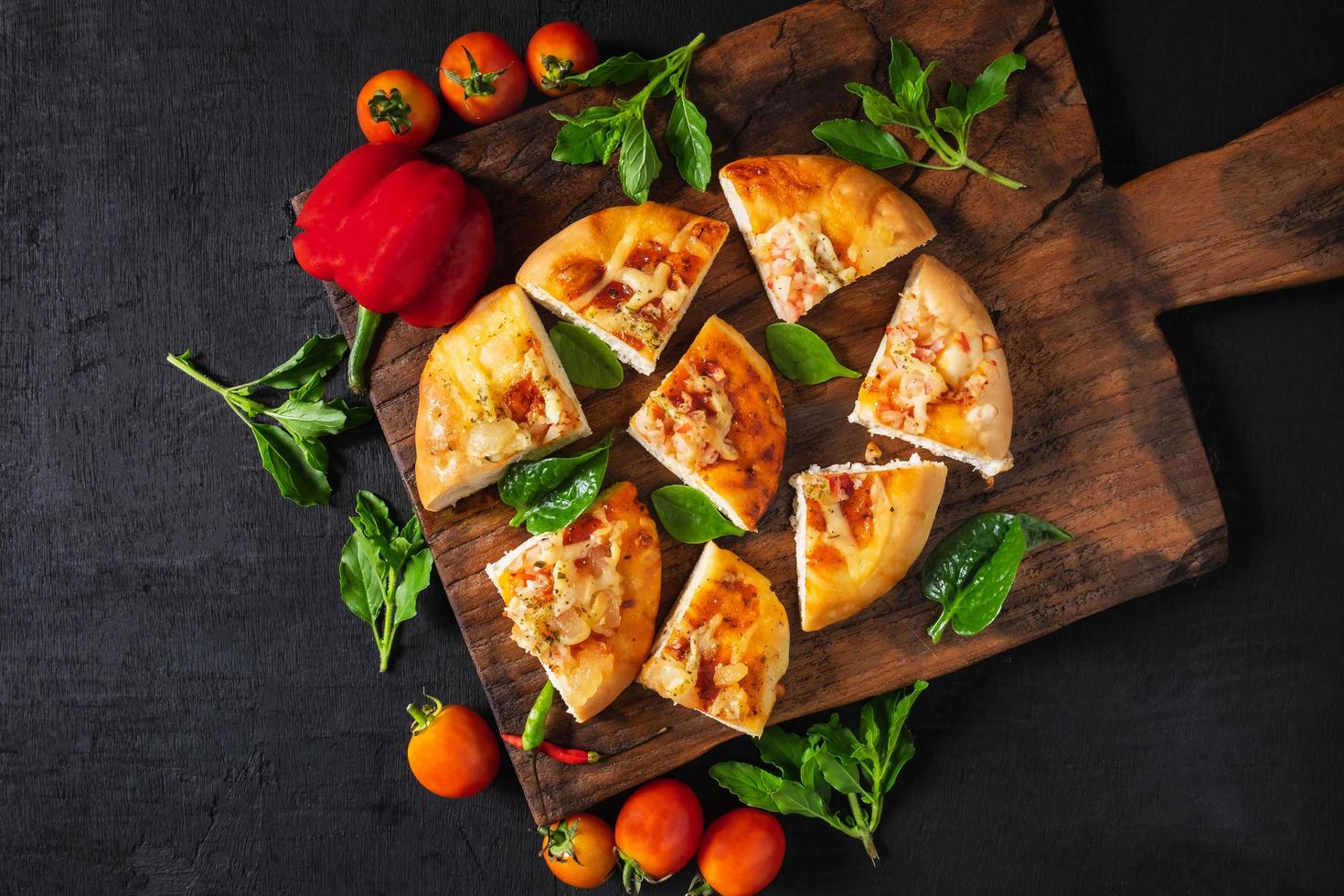 hete pizza op houten dienblad foto