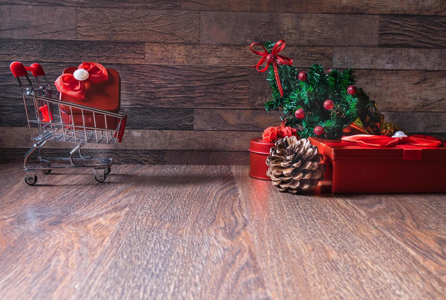 kerstcadeaus op houten achtergrond foto